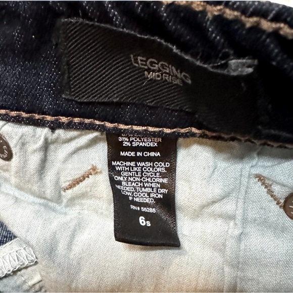 Express Mid Rise Legging Jeans - Size 6 Short - Lightly Distressed Look - Picture 4 of 4